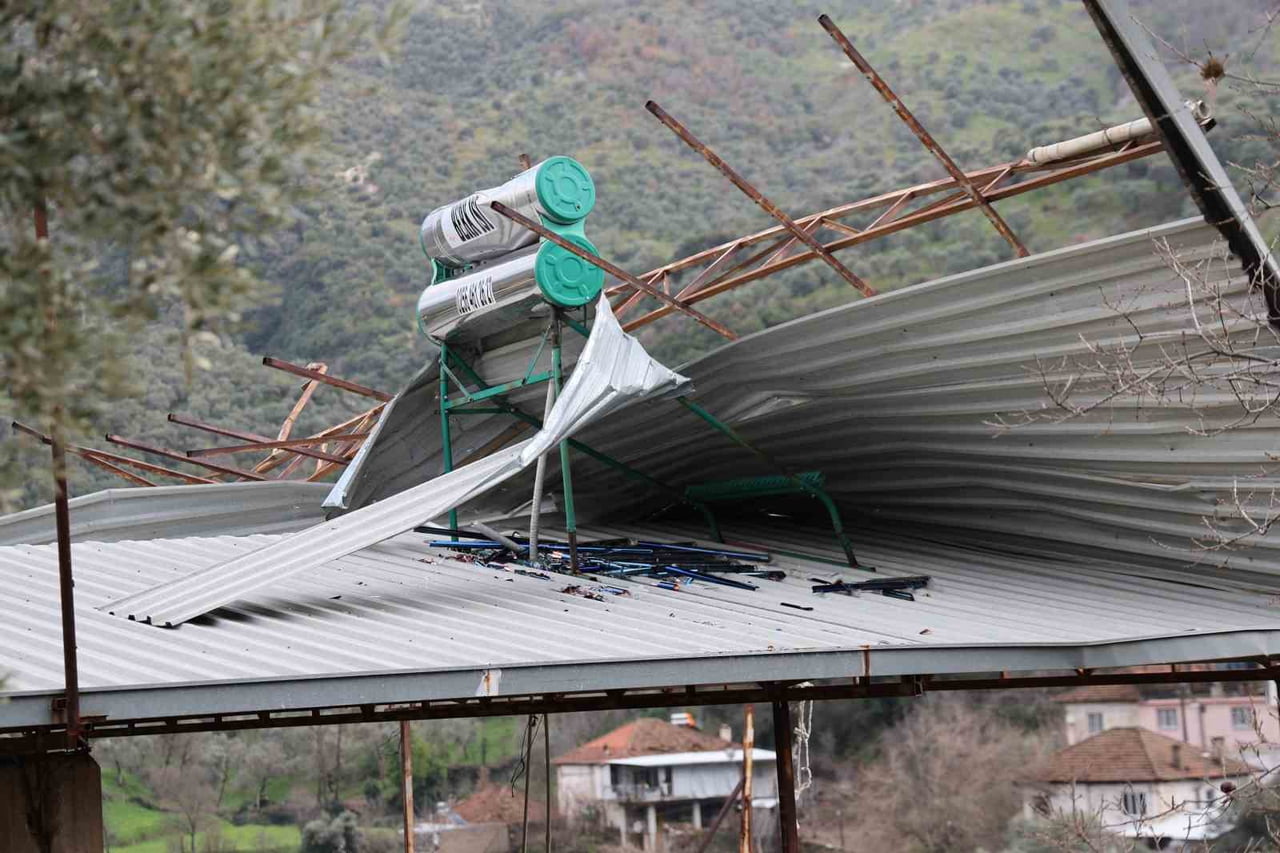 AYDIN’IN KÖŞK İLÇESİNE BAĞLI BAZI KÖYLERDE MEYDANA GELEN FIRTINA HAYATI OLUMSUZ ETKİLEDİ....
