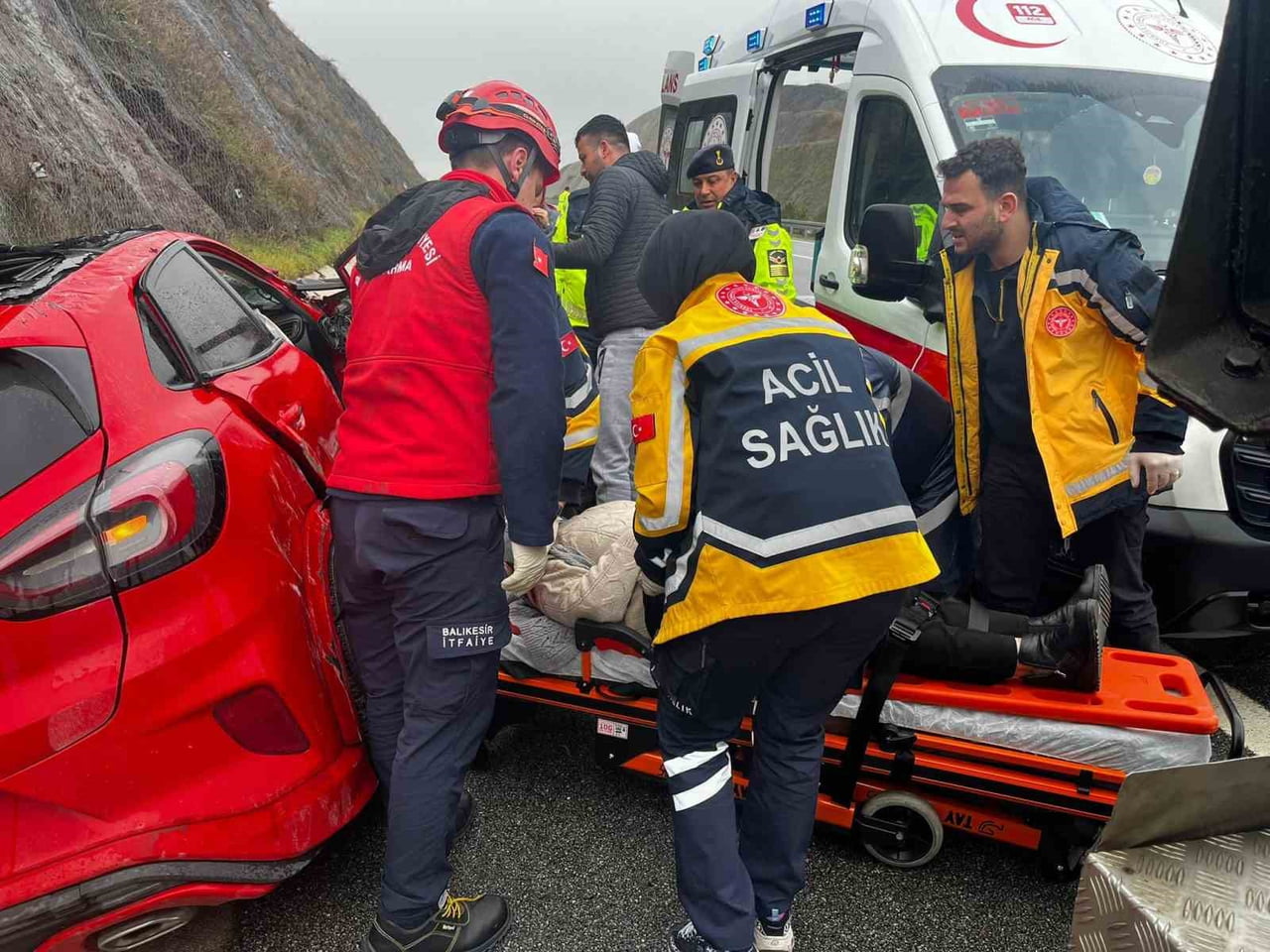 BALIKESİR'DE İZMİR-İSTANBUL OTOYOLUNDA KAYARAK YOLDAN ÇIKAN OTOMOBİLDE BULUNAN 2 KİŞİ...