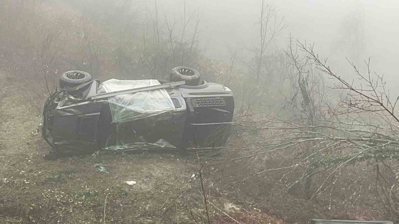 BARTIN'IN ULUS İLÇESİNE BAĞLI KUMLUCA BELDESİ'NDE SİS NEDENİYLE YOLDAN ÇIKAN ARAÇ TAKLA ATTI....