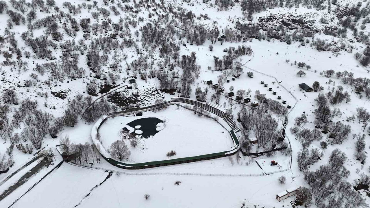 BİNGÖL’ÜN SOLHAN İLÇESİNDE YER ALAN YÜZEN ADALAR, ETKİLİ OLAN KAR YAĞIŞININ ARDINDAN BEYAZ ÖRTÜYLE...