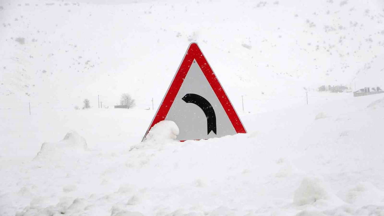 BİTLİS’TE ARALIKLARLA ETKİSİNİ SÜRDÜREN KAR YAĞIŞI, ÖZELLİKLE YÜKSEK RAKIMLI KIRSAL BÖLGELERDE...
