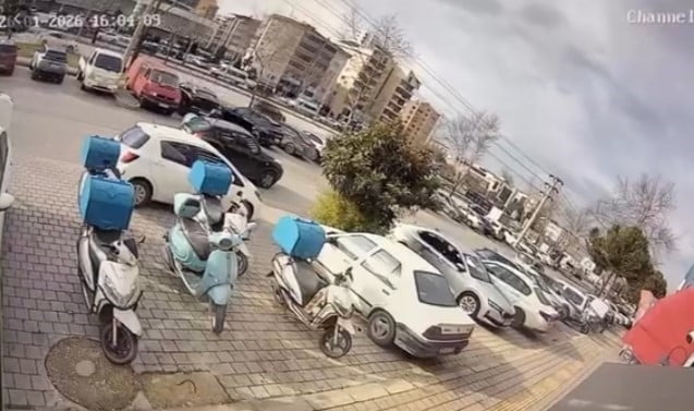 BURSA'NIN OTOMOBİL SÜRÜCÜSÜ İLE MOTOKURYE ARASINDA ÇIKAN TARTIŞMA UZUN SÜRE DEVAM ETTİ. TARAFLARIN...