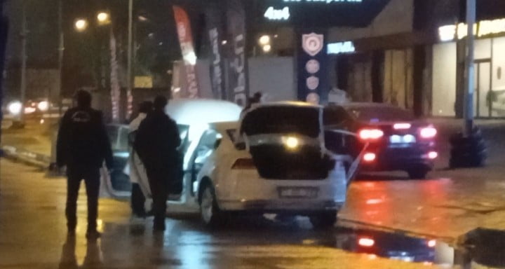 BURSA’NIN YILDIRIM İLÇESİNDE POLİS EKİPLERİNİN ŞÜPHE ÜZERİNE DURDURMAK İSTEDİĞİ OTOMOBİL KAÇMAYA...