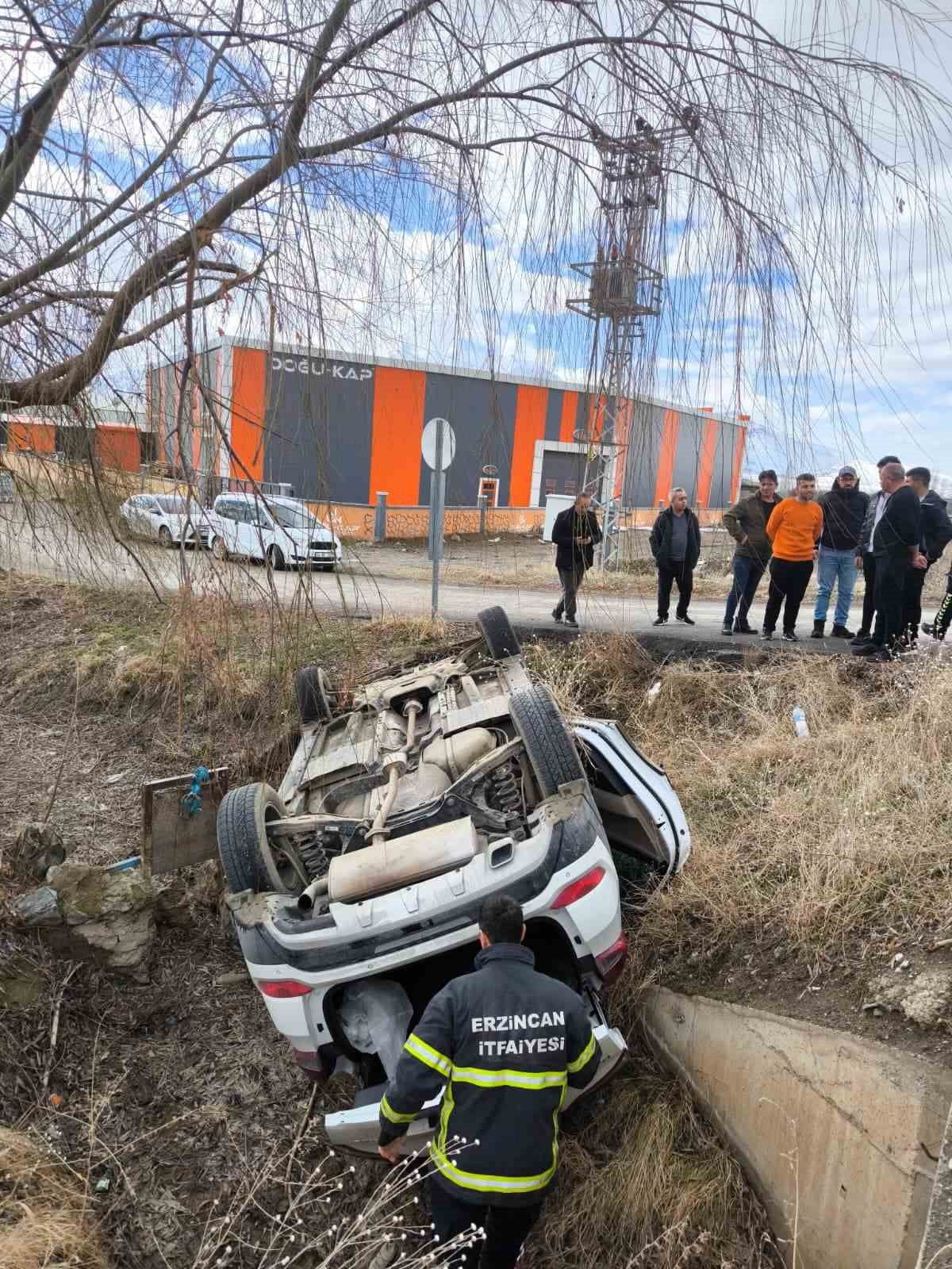 ERZİNCAN’DA OTOMOBİL ŞARAMPOLE UÇTU: 1 YARALI