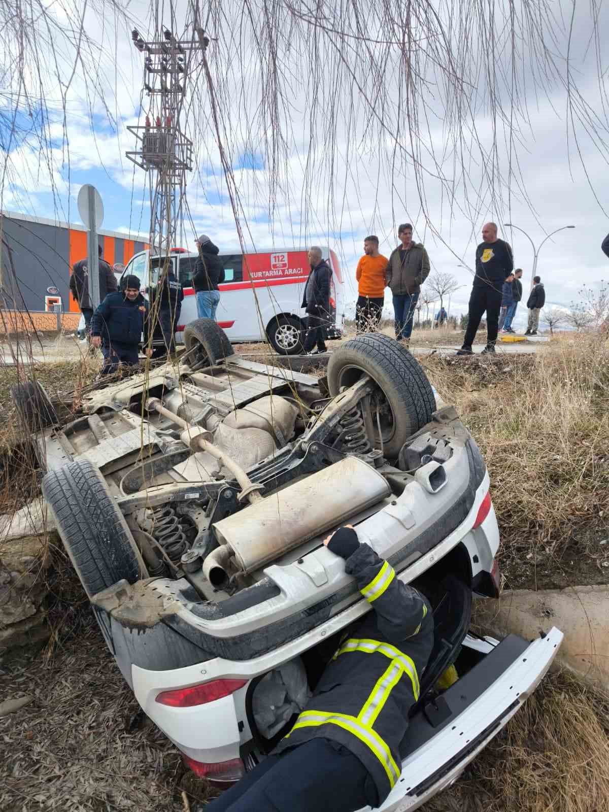 ERZİNCAN’DA OTOMOBİL ŞARAMPOLE UÇTU: 1 YARALI