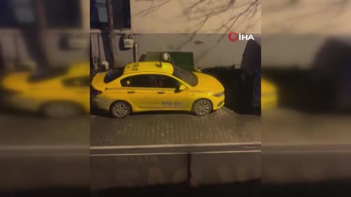 Esenyurt'ta park halindeki bir taksiye girmeye çalışan hırsız, vatandaşlar tarafından böyle...