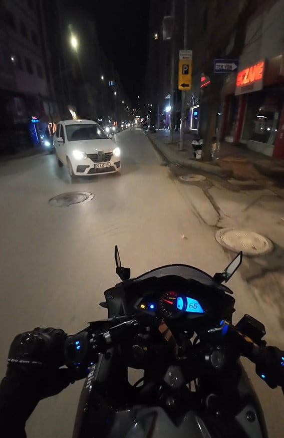 ESKİŞEHİR’DE CADDEDE İLERLERKEN ÖNÜNE ÇIKAN ARACA ÇARPMAKTAN SON ANDA KURTULAN MOTOSİKLET...