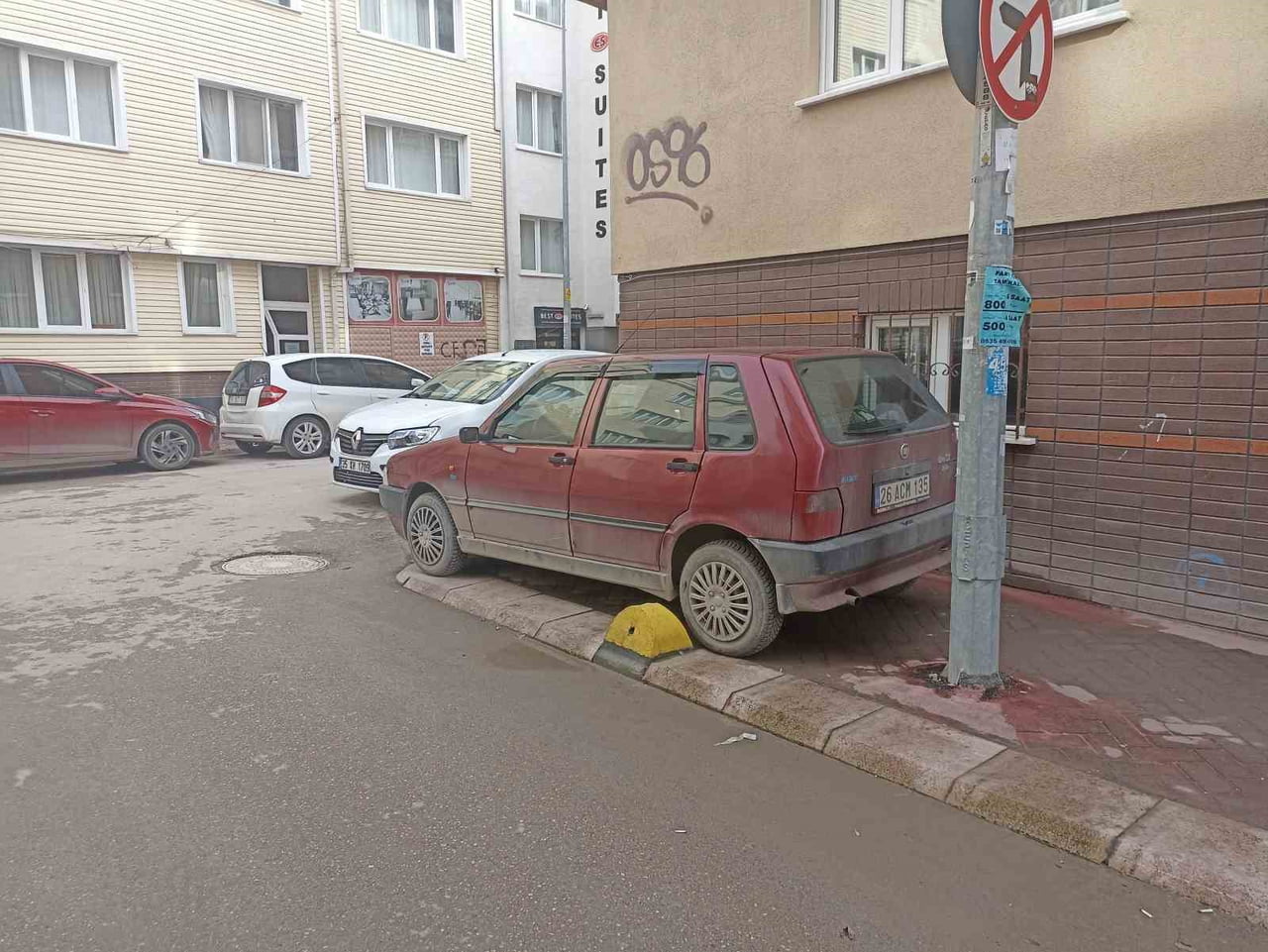 ESKİŞEHİR’DE YENİBAĞLAR MAHALLESİ TOLUNAY SOKAK ÜZERİNDE KALDIRIMA PARK EDİLEN BİR ARAÇ, YAYA...