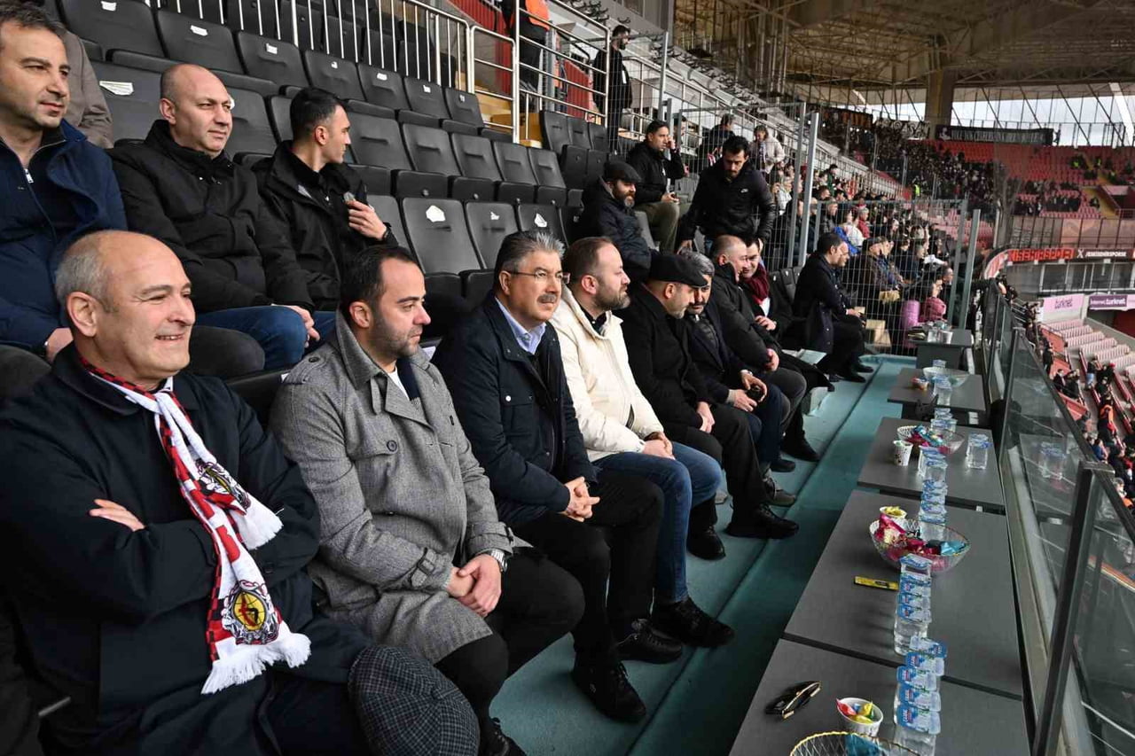 ESKİŞEHİR VALİSİ DR. ERDİNÇ YILMAZ, TFF 3. LİG 4. GRUP’TA MÜCADELE EDEN ESKİŞEHİRSPOR’UN ALTAY İLE...