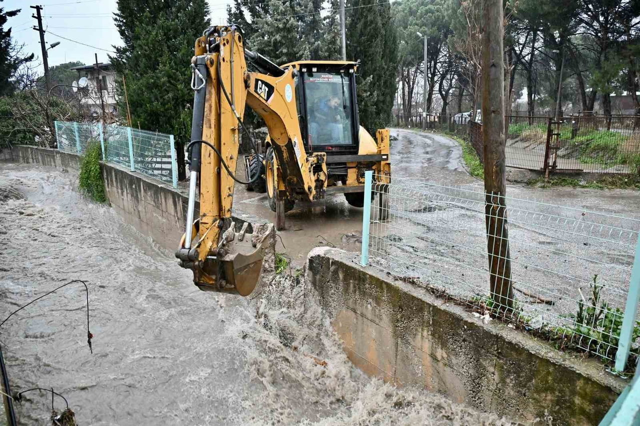 ETKİLİ OLAN SAĞANAK YAĞIŞIN ARDINDAN MANİSA BÜYÜKŞEHİR BELEDİYESİ VE MASKİ EKİPLERİ, 1000’İN...