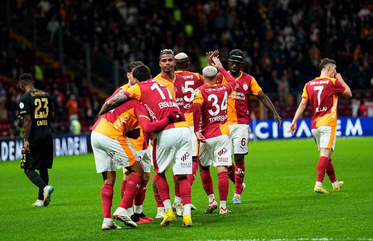 GALATASARAY, KAYSERİSPOR MAÇIYLA TRENDYOL SÜPER LİG’DE YENİLMEZLİK SERİSİNİ 8 MAÇA...