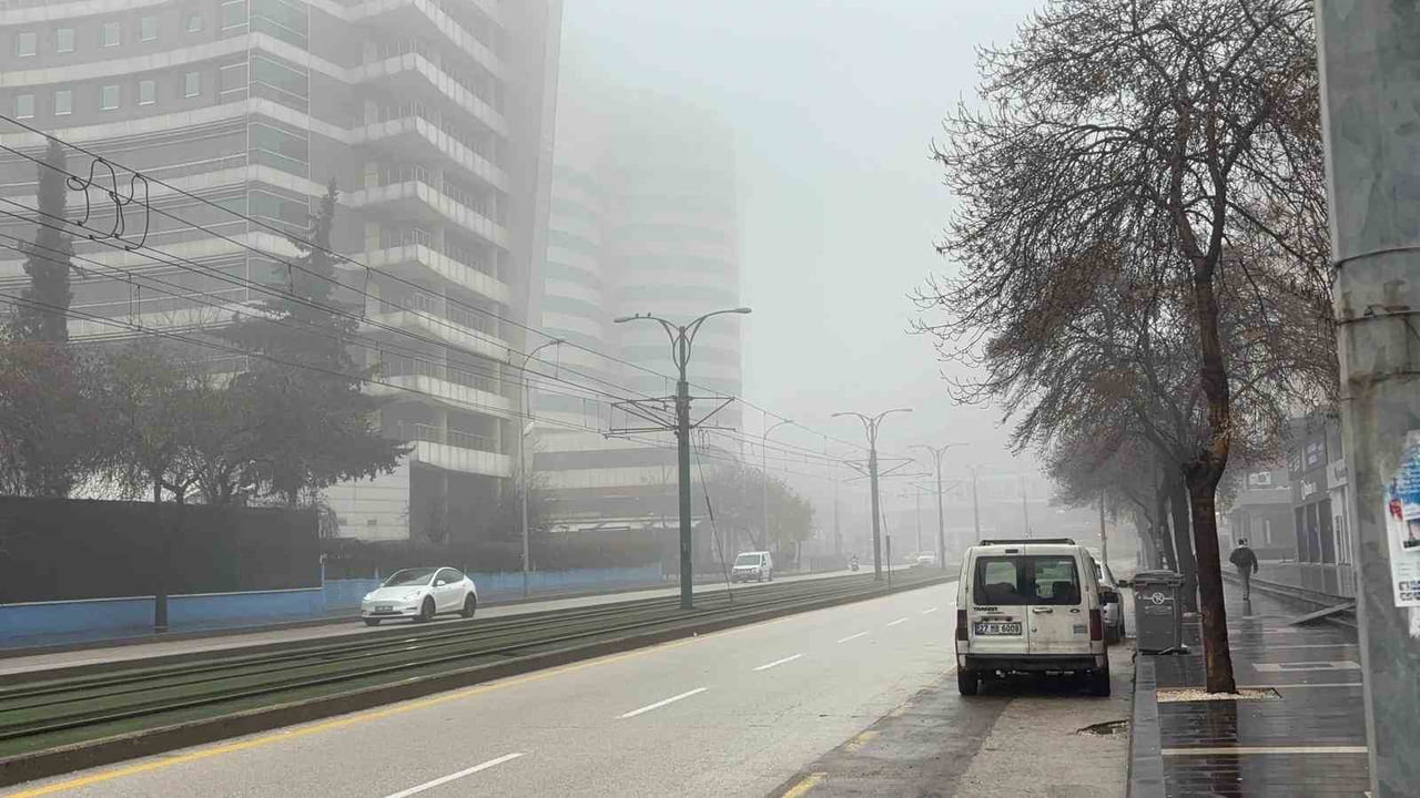 GAZİANTEP'TE 3 GÜNDÜR YOĞUN SİS VE YAĞIŞLI HAVA ETKİLİ OLUYOR.