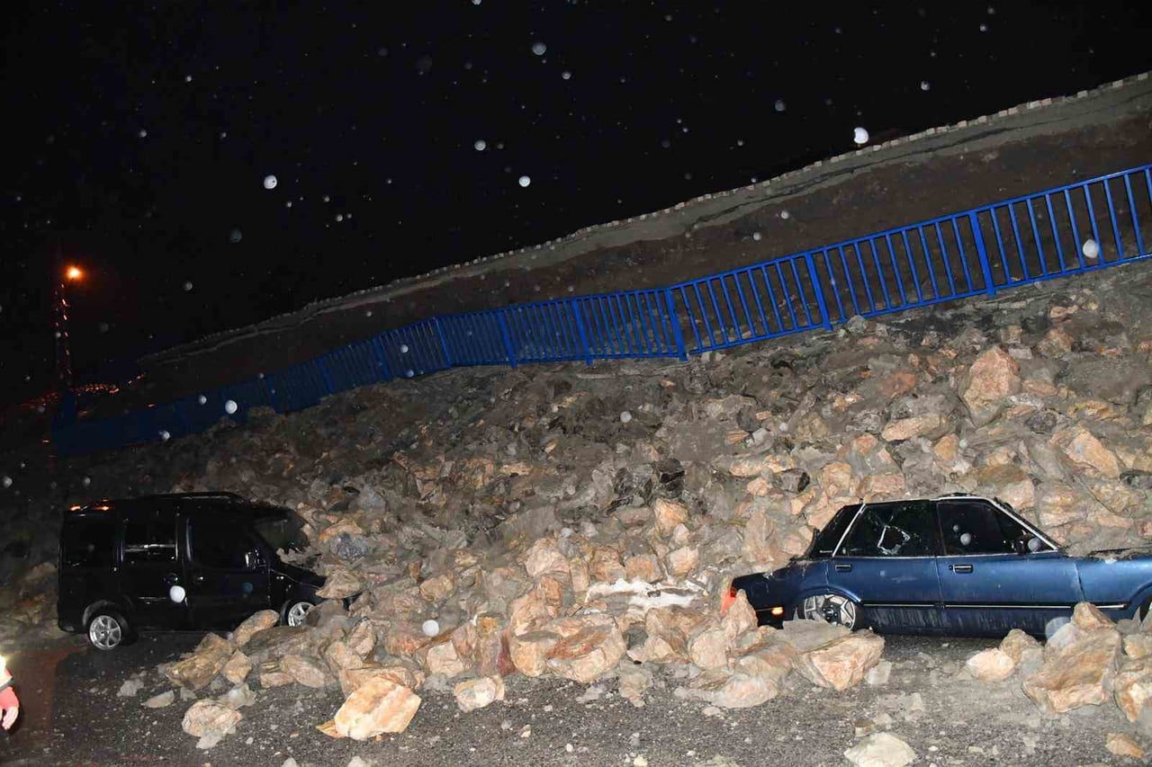 HATAY’DA İSTİNAT DUVARI PARK HALİNDEKİ 7ARACIN ÜZERİNE ÇÖKTÜ. YARALANMANIN VE CAN KAYBININ...