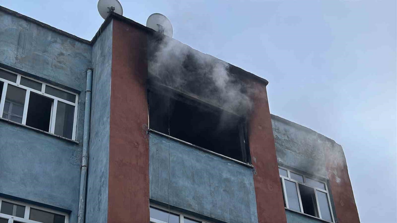 KARABÜK’TE APARTMANDA ÇIKAN YANGIN DİĞER DAİRELERE SIÇRAMADAN İTFAİYE EKİPLERİNİN HIZLI...
