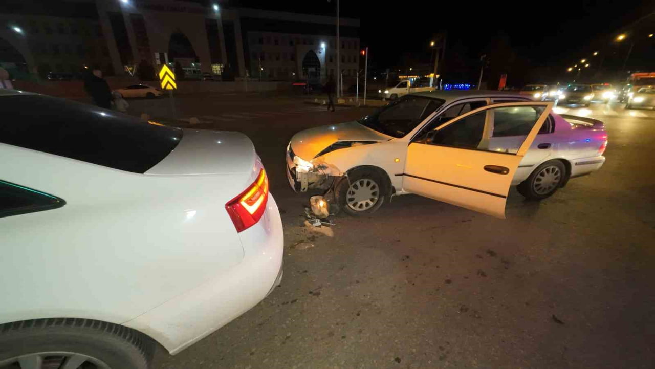 KARAMAN'DA İKİ OTOMOBİLİN ÇARPIŞMASI SONUCU MEYDANA GELEN TRAFİK KAZASINDA 1 KİŞİ...