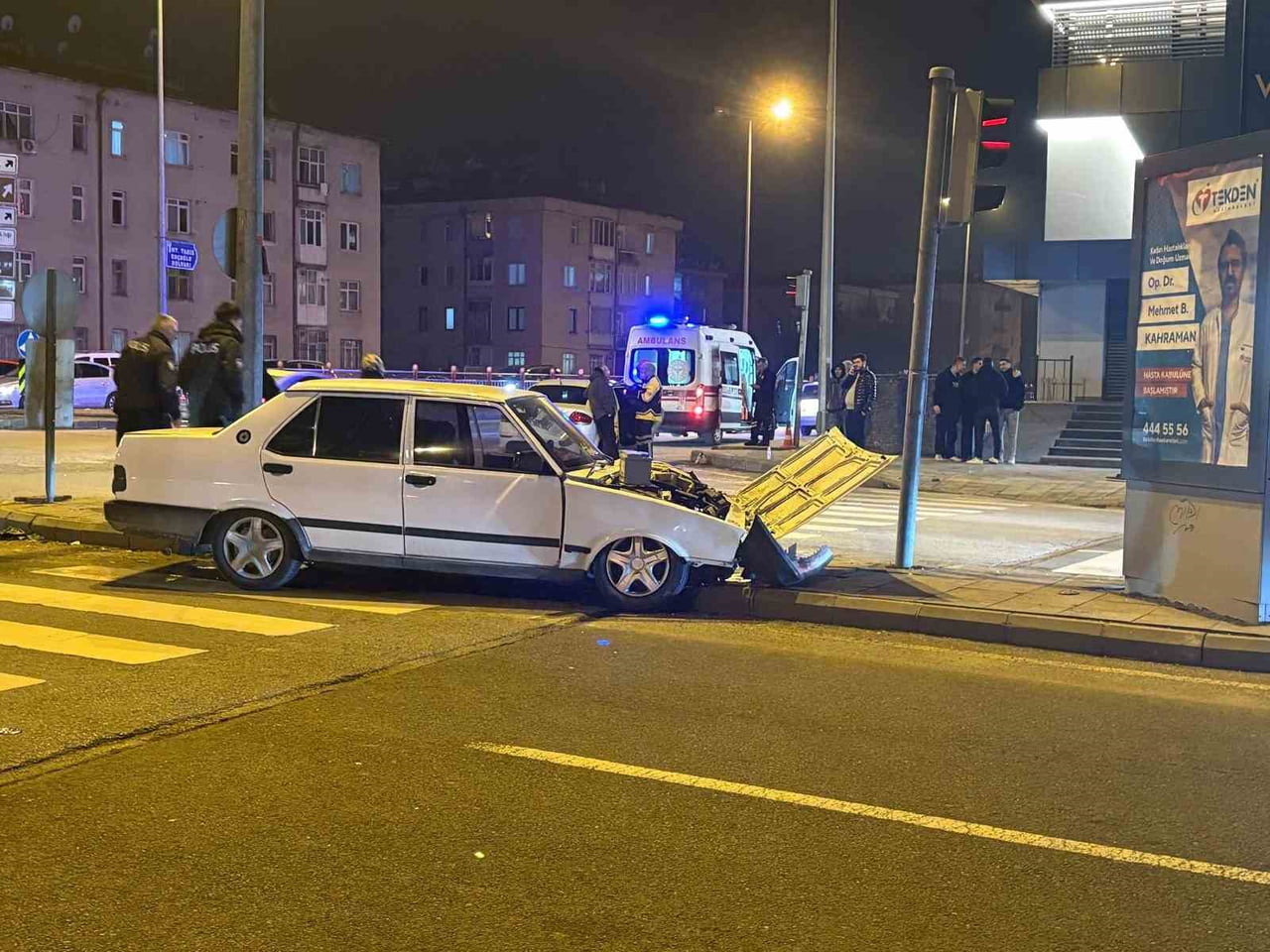 KAYSERİ’NİN MELİKGAZİ İLÇESİNDE BİR KAVŞAKTA İKİ OTOMOBİL ÇARPIŞIRKEN, KAZADA YARALANAN...