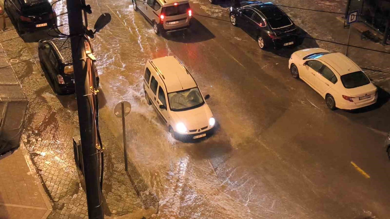 MUĞLA'NIN MENTEŞE İLÇESİNDE SAĞANAK YAĞIŞ ETKİLİ OLDU, BAZI SOKAKLARDA SU BİRİKİNTİLERİ OLUŞTU...