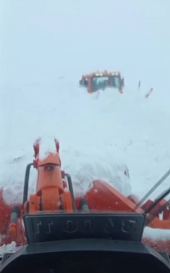 MUŞ-KULP KARAYOLUNDA YOL AÇMA ÇALIŞMASI YAPAN KARAYOLLARI EKİBİNE AİT İŞ MAKİNESİ ÇIĞ ALTINDA...