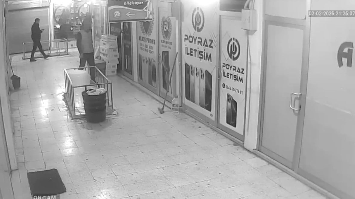 O ANLAR, İŞ YERİNİN GÜVENLİK KAMERASI TARAFINDAN SANİYE SANİYE KAYDEDİLDİ