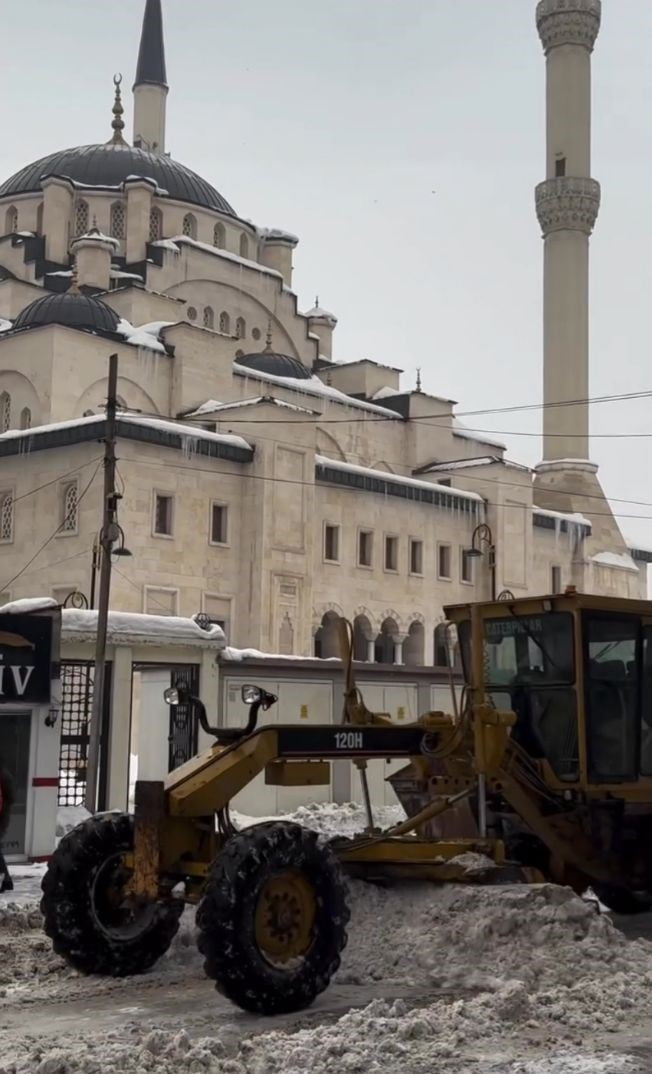 PATNOS’TA KAR TEMİZLEME ÇALIŞMASI ARALIKSIZ SÜRDÜRÜLÜYOR
