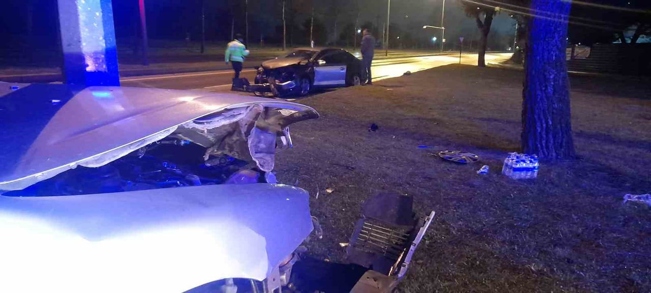 SAKARYA'NIN ADAPAZARI İLÇESİNDE İKİ OTOMOBİLİN ÇARPIŞMASI SONUCU MEYDANA GELEN KAZADA 3 KİŞİ...