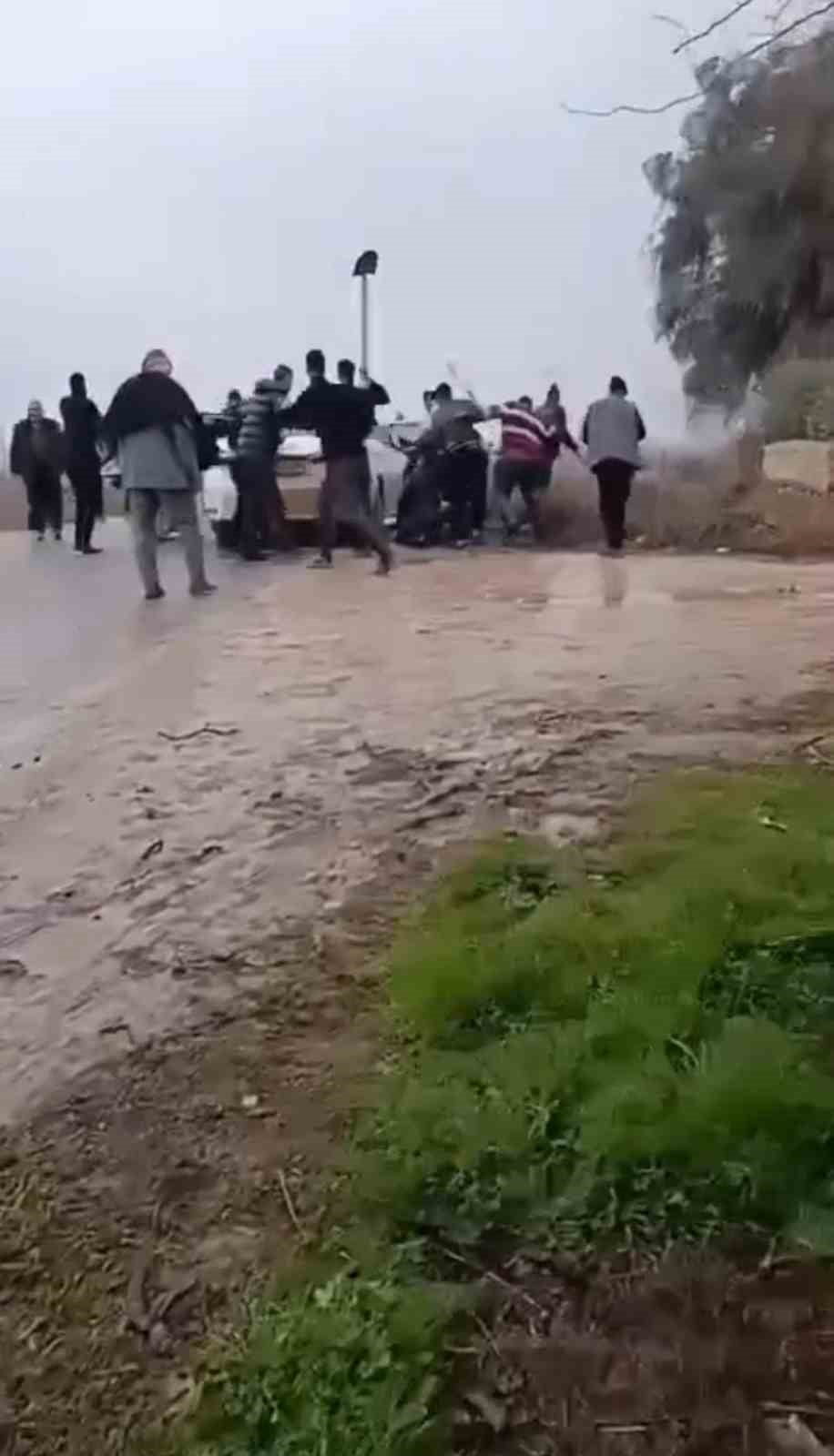 ŞANLIURFA'DA AYNI MAHALLEDE YAŞAYAN İKİ GRUP ARASINDA ARAZİ ANLAŞMAZLIĞI NEDENİYLE ÇIKAN TAŞLI...