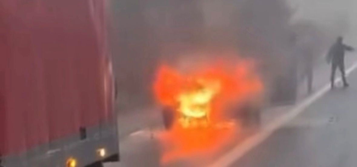 SEYİR HALİNDEKİ ARAÇ ALEV ALEV YANDI