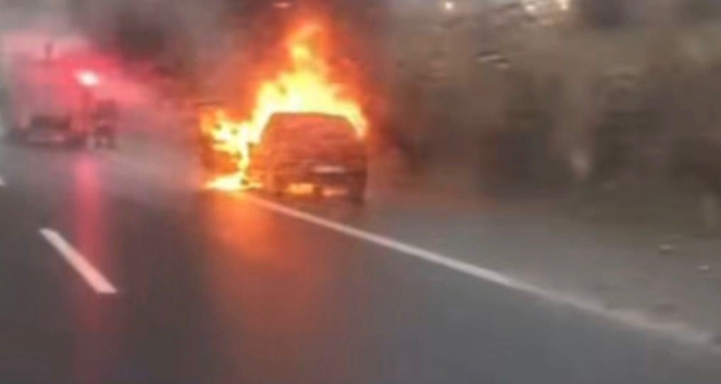 SEYİR HALİNDEKİ ARAÇ ALEV ALEV YANDI