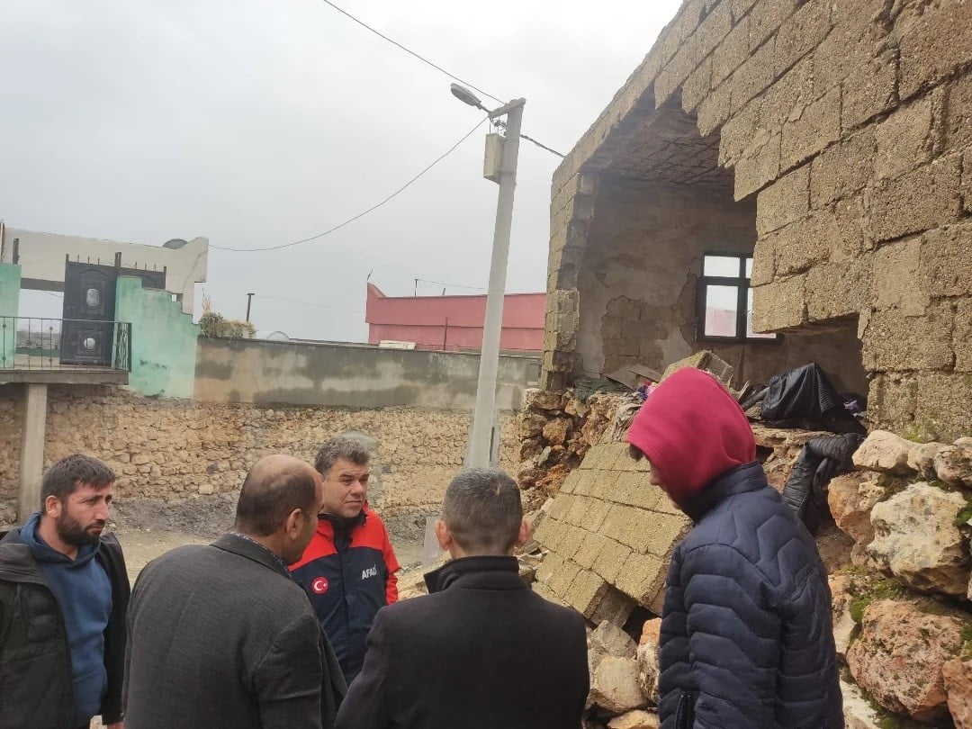 ŞIRNAK’IN İDİL İLÇESİNE BAĞLI YAZMAN KÖYÜNDE ETKİLİ OLAN ŞİDDETLİ YAĞIŞ, BİR KONUTUN KISMEN...