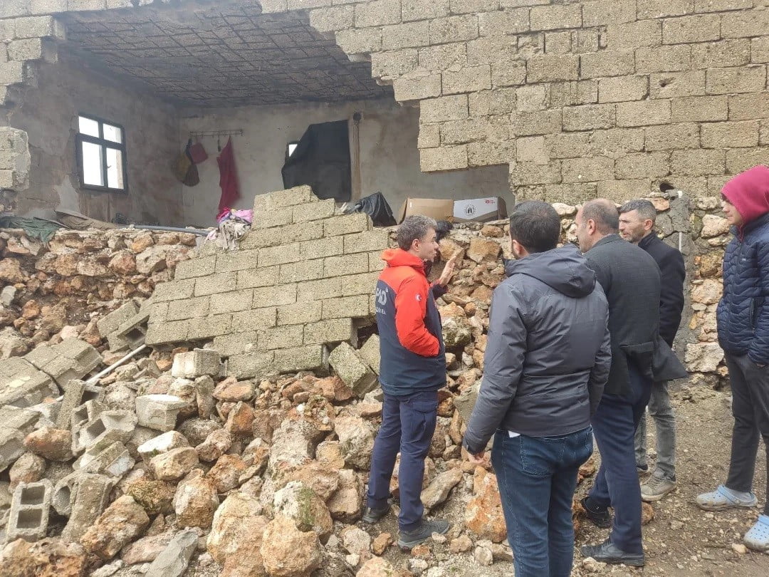 ŞIRNAK’IN İDİL İLÇESİNE BAĞLI YAZMAN KÖYÜNDE ETKİLİ OLAN ŞİDDETLİ YAĞIŞ, BİR KONUTUN KISMEN...
