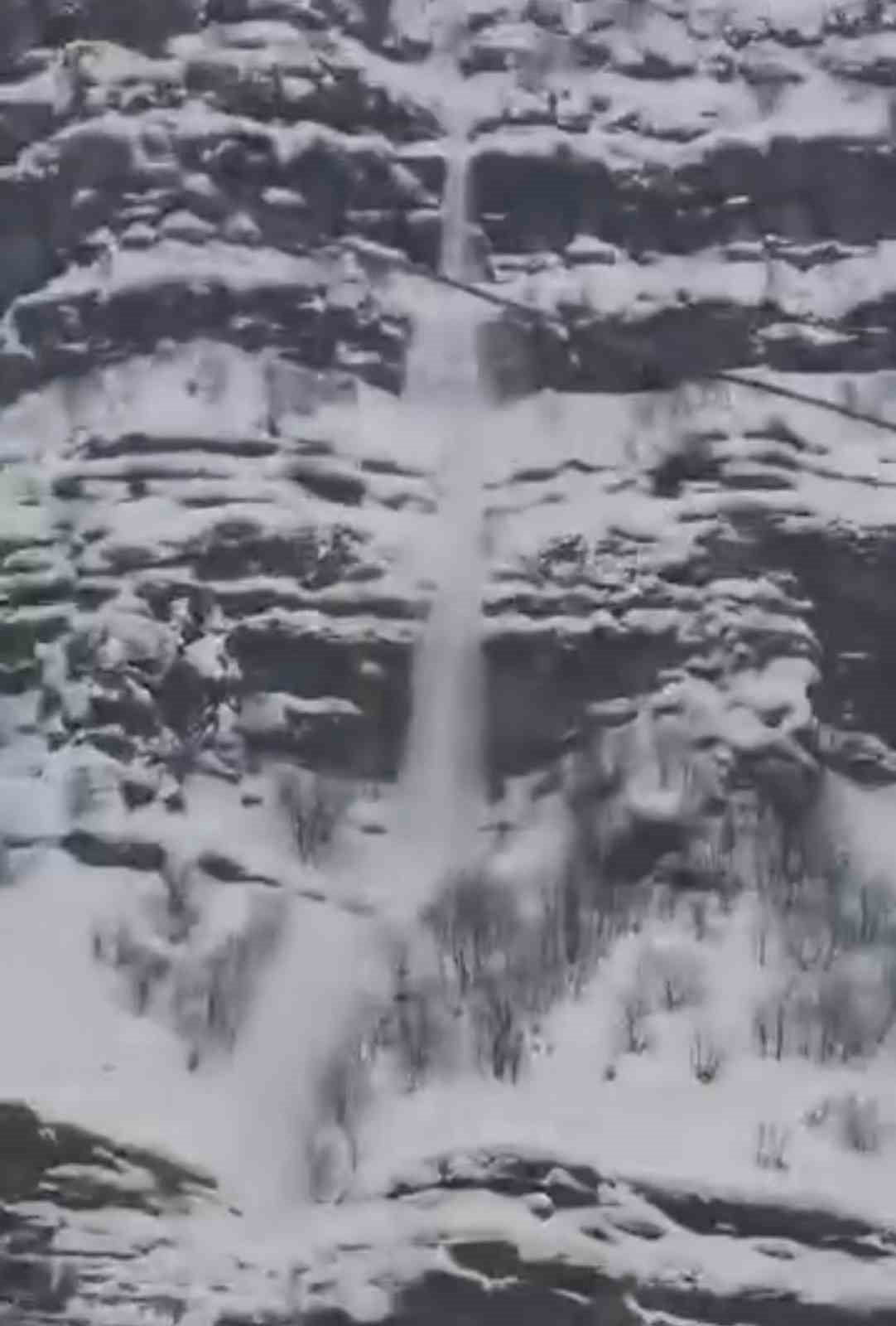 ŞIRNAK’TA ÇIĞ DÜŞME ANI CEP  TELEFONU KAMERASIYLA KAYIT ALTINDA ALINDI. DAĞLARDA BİRİKEN KAR...