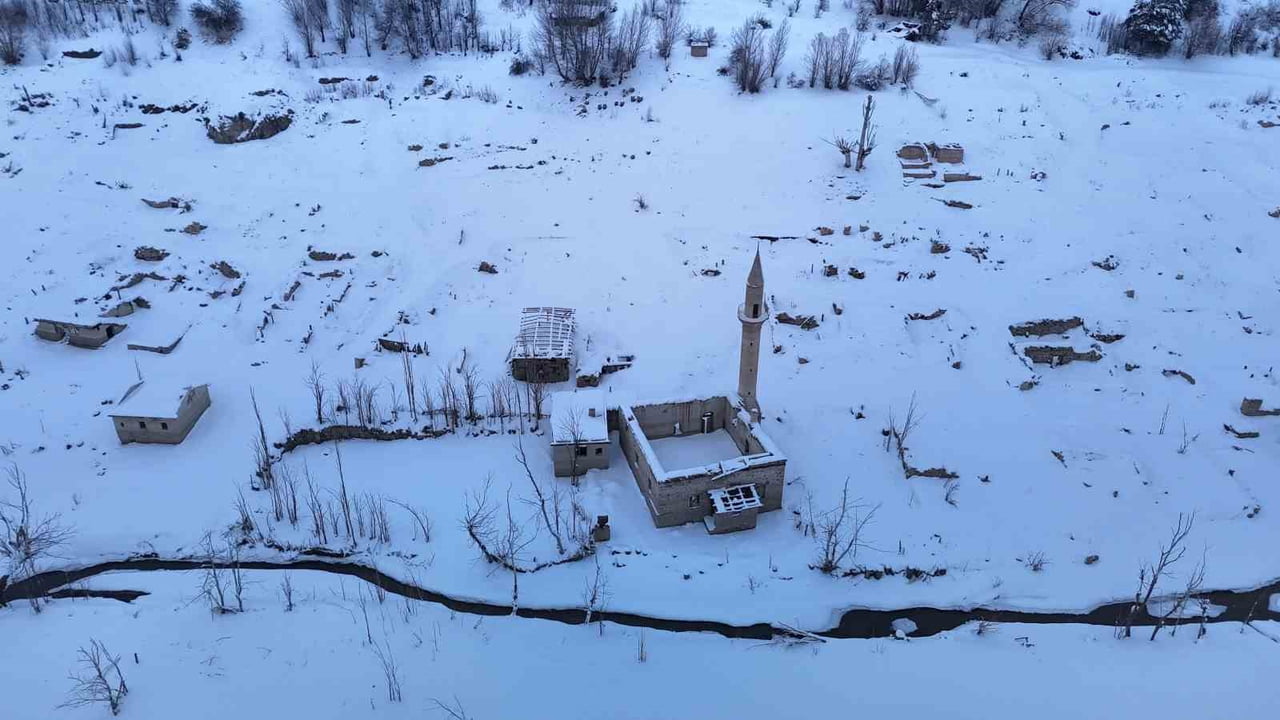 SİVAS’TA KURAKLIK NEDENİYLE PUSAT BARAJI’NIN SUYU ÇEKİLDİ. SUYUN AZALMASIYLA ORTAYA ÇIKAN ESKİ...