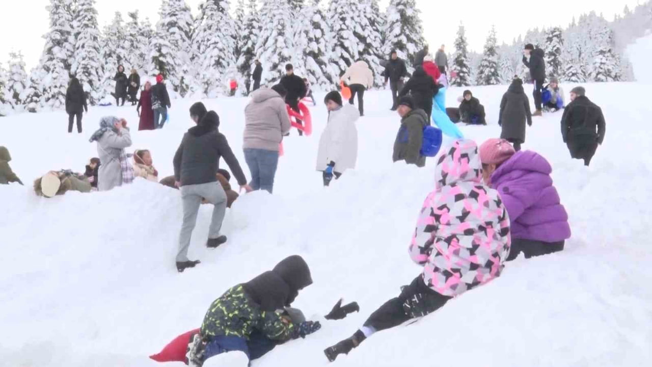 SÖMESTR TATİLİNİN SON GÜNÜNDE ULUDAĞ’DA YOĞUNLUK DEVAM ETTİ. KAYAK PİSTLERİ YERLİ VE YABANCI...