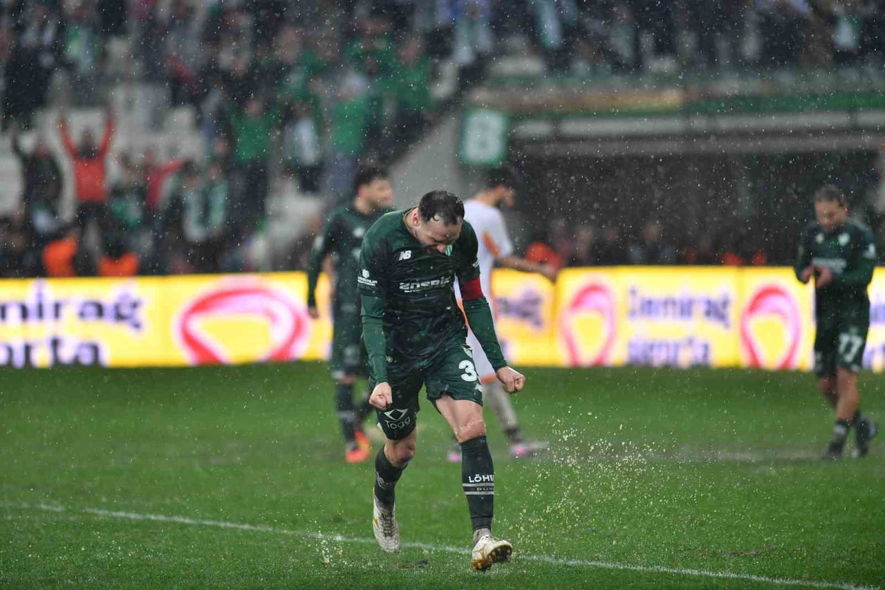 TFF 2. LİG KIRMIZI GRUP'UN 22. HAFTASINDA BURSASPOR, KARŞILAŞTIĞI ADANASPOR'U 6-0 MAĞLUP ETTİ.