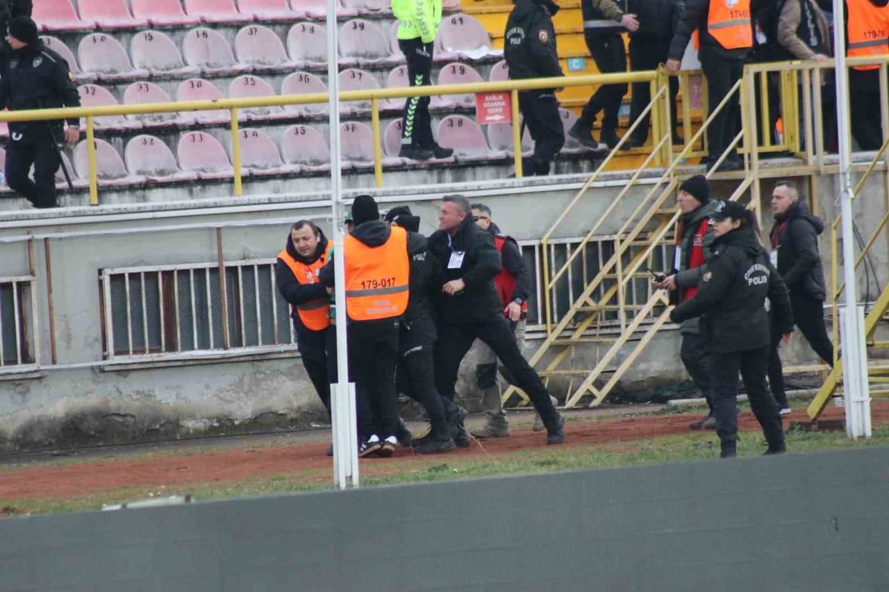 TRENDYOL 1.LİG’İN 23.HAFTASINDA BOLUSPOR-SAKARYASPOR KARŞILAŞMASININ 85.DAKİKASINDA DEPLASMAN...