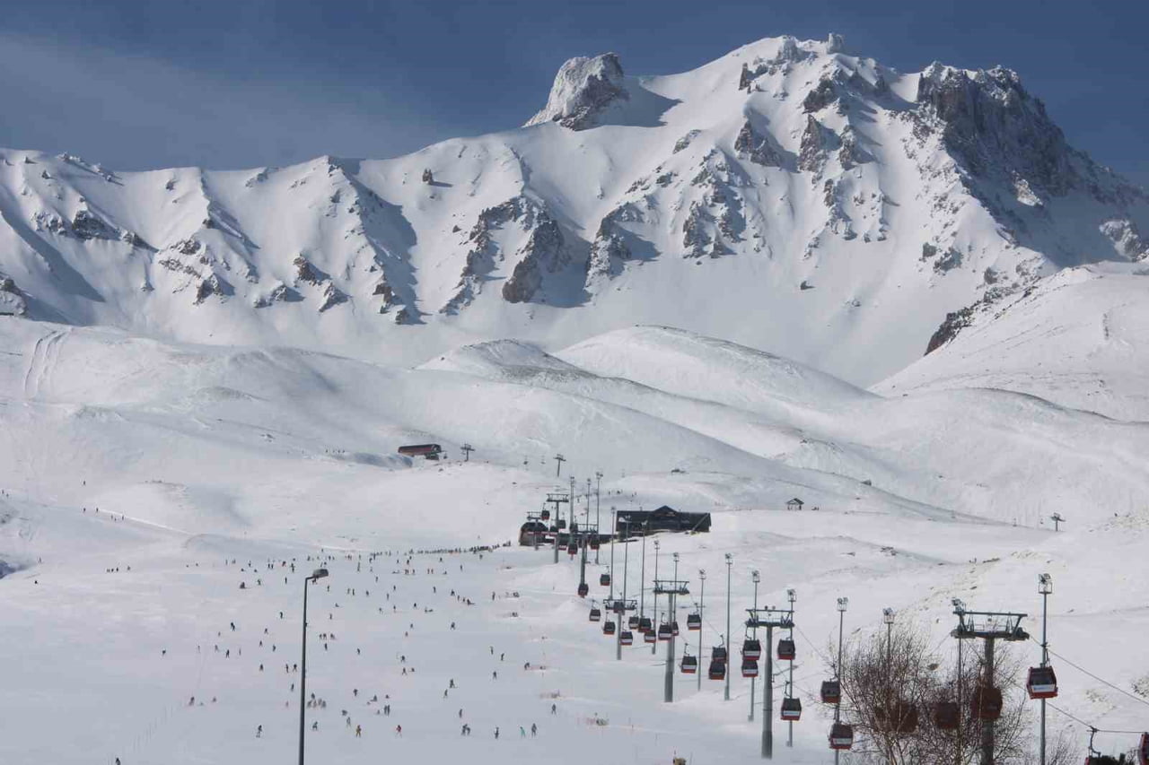 TÜRKİYE'NİN EN ÖNEMLİ KAYAK MERKEZLERİNDEN OLAN ERCİYES KAYAK MERKEZİ; SÖMESTİR TATİLİNİN SON...