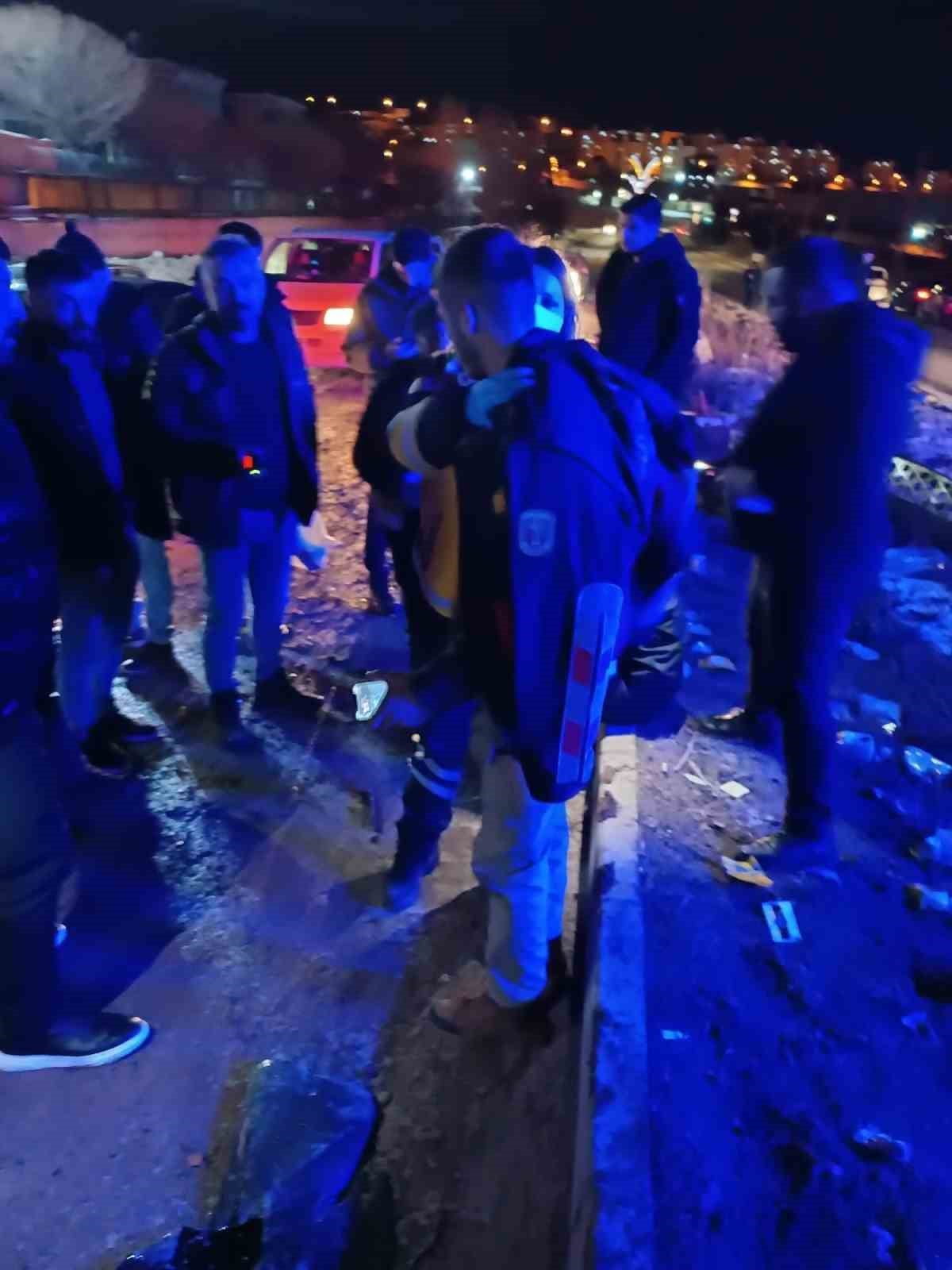 VAN'IN EDREMİT İLÇESİNDE OTOMOBİLİN TAKLA ATMASI SONUCU MEYDANA GELEN TRAFİK KAZASINDA 2 KİŞİ...