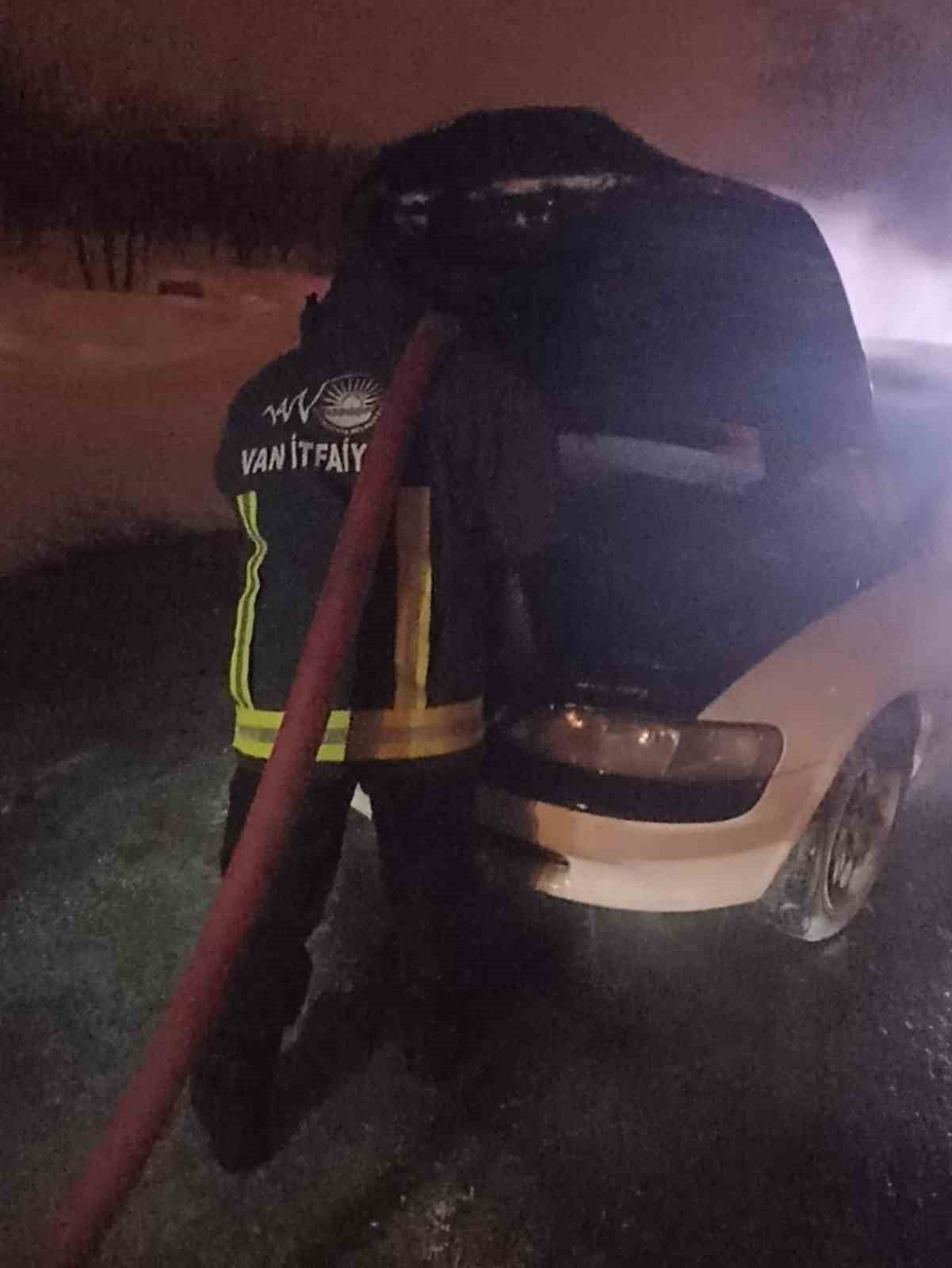 VAN'IN ERCİŞ İLÇESİNDE SEYİR HALİNDEKİ OTOMOBİLİN MOTORUNDA ÇIKAN YANGIN İTFAİYE EKİPLERİ...
