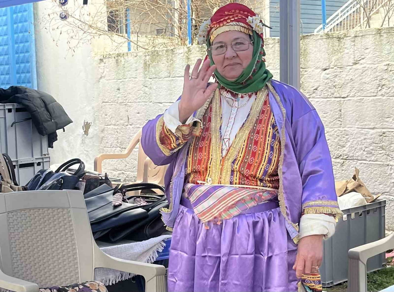 YAĞIŞA RAĞMEN BAYINDIR NERGİS FESTİVALİ ZİYARETÇİ AKININA UĞRADI